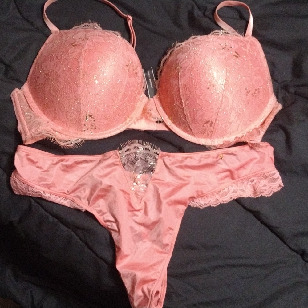 Victoria Secret very sexy push up Bra & 2 pairs of matching panties